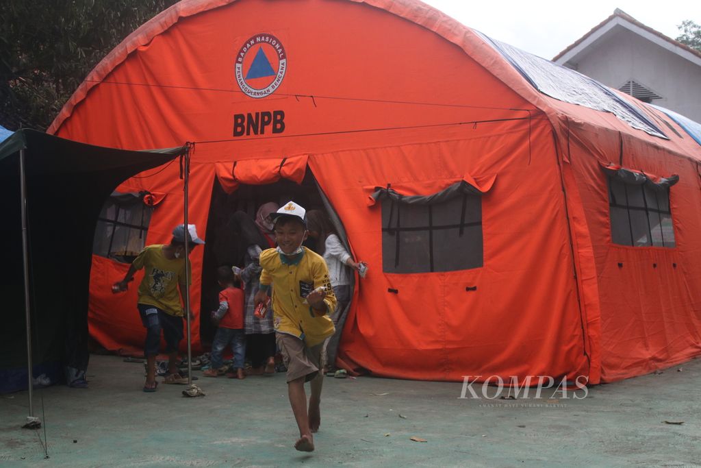 Anak-anak berlarian keluar setelah belajar bersama di tenda darurat BNPB yang didirikan di SDN Jambudipa 2, Kecamatan Warungkondang, Kabupaten Cianjur, Jawa Barat, Sabtu (17/12/2022). Mereka merupakan anak-anak terdampak gempa Cianjur dan masih belajar di tenda-tenda darurat.