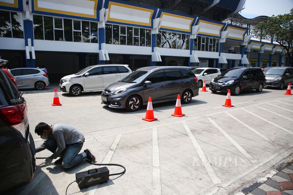 Petugas melakukan uji emisi pada kendaraan berbahan bakar solar dalam kegiatan uji emisi gratis di Stadion Benteng, Kota Tangerang, Banten, Rabu (6/9/2023). 