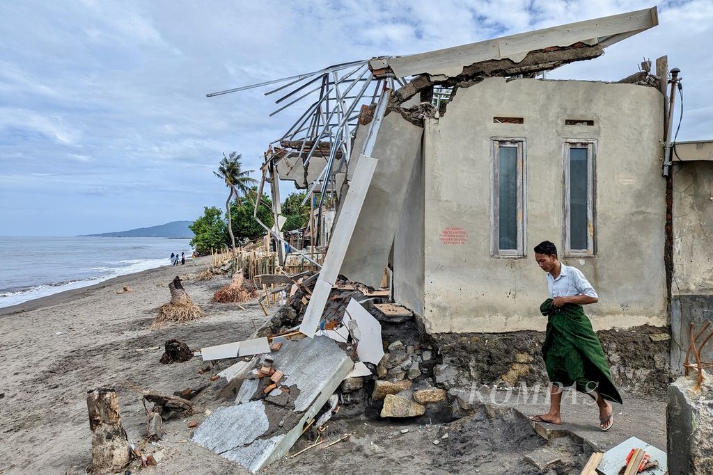 Kondisi rumah yang rusak berat akibat cuaca ekstrem di Pantai Mapak Indah, Kecamatan Sekarbela, Kota Mataram, Nusa Tenggara Barat, seperti terlihat pada Rabu (28/12/2022).