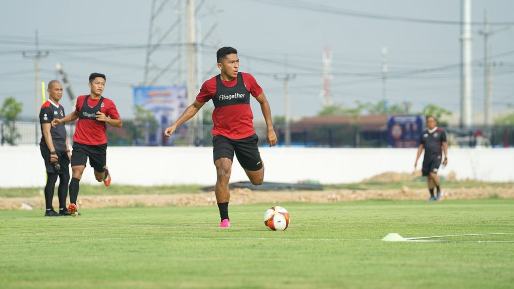 Bek kanan tim sepak bola Indonesia U-22, Fajar Fathur Rahman, mengontrol bola dalam sesi latihan tim di The Dream Visakha Training CAMP, Phnom Penh, Rabu (26/4/2023). Indonesia akan bertemu dengan Filipina pada laga pertama penyisihan grup sepak bola putra SEA Games Kamboja 2023, Sabtu (29/4/2023).