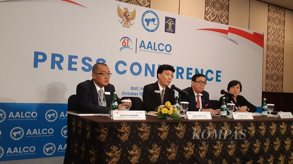 Presiden Sesi Tahunan Ke-61 AALCO, yang juga Menteri Hukum dan Hak Asasi Manusia Yasonna Hamonangan Laoly (kedua, kanan), dalam konferensi pers serangkaian penyelenggaraan Sesi Tahunan Ke-61 AALCO di Nusa Dua, Badung, Bali, Jumat (20/10/2023). Yasonna mendampingi Sekretaris Jenderal AALCO Kamalinne Pinitpuvadol (kedua, kiri), yang memberikan keterangan dalam konferensi pers. 