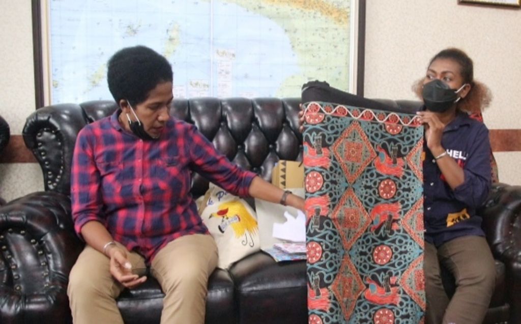 Dosen Universitas Cenderawasih Yakoba Womsiwor yang turut mendaftarkan motif batik Papua di kantor Kanwil Kementerian Hukum dan HAM Provinsi Papua pada bulan Januari tahun 2021 lalu