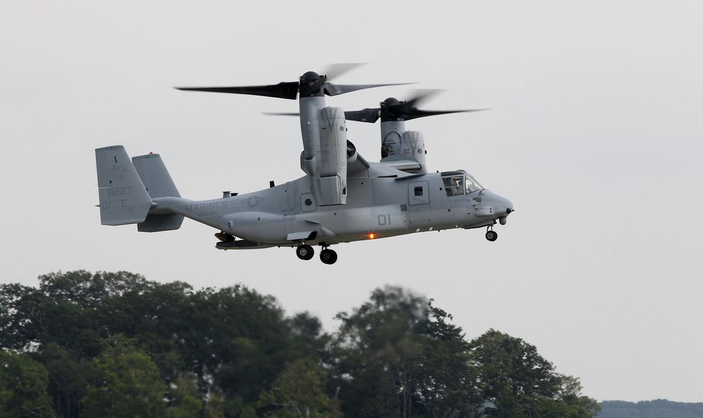  Sebuah pesawat A MV-22B Osprey terbang di atas Fasilitas Udara Korps Marinir di Pangkalan Korps Marinir, Quantico, Virginia, AS, 3 Agustus 2012. Pesawat MV-22B Osprey ikut dikerahkan dalam latihan perang tiga negara (Filipina, Australia, dan AS) bersandi "Alon" di sebelah barat Palawan, Filipina, 14-31 Agustus 2023.   