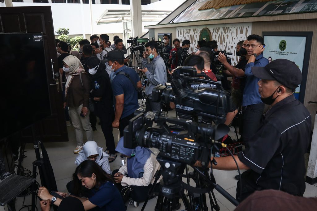 Para wartawan dari berbagai media berada di depan ruang sidang utama di Pengadilan Negeri Jakarta Selatan, Senin (12/12/2022). PN Jakarta Selatan kembali menggelar sidang lanjutan terdakwa Richard Eliezer atau Bharada E, Ricky Rizal, dan Kuat Ma'ruf atas kasus pembunuhan berencana terhadap Nofriansyah Yosua Hutabarat atau Brigadir J. 