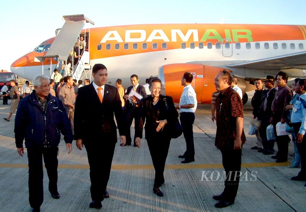 Pesawat Boeing 737 milik Adam Air ketika mendarat perdana di Bandara El Tari Kupang, Nusa Tenggara Timur, pada Jumat, 15 Juli 2005 pukul 17.00 membawa 120 penumpang antara lain Gubernur dan Ny Erni Tallo, yang saat itu didampingi Executive Vice President PT Adam Sky Connection Airlines, Dave T Laksono.