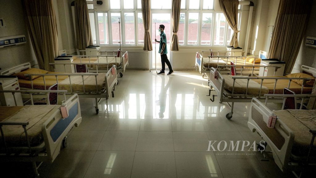 Perawat Rumah Sakit Umum Daerah Kota Bogor, Kota Bogor, Jawa Barat, menyiapkan tiang infus di salah satu ruang Bangsal Sempur yang dijadikan ruang tambahan antisipasi lonjakan kasus Covid-19, Senin (7/2/2022). 