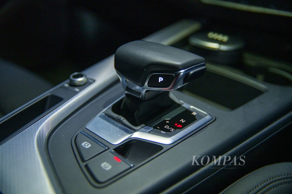 Detail tuas transmisi Audi A5 Sportback 40 TFSI S-Line yang menggunakan transmisi S-Tronic 7 percepatan.  Foto diambil di area Indonesia Convention Exhibition (ICE) BSD City, Tangerang, Banten, Kamis (9/6/2022). 