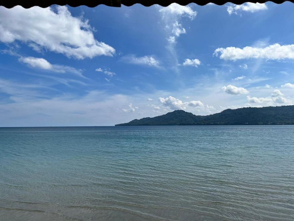 Suasana Pantai Natsepa dilihat dari kios rujak natsepa, di Suli, Maluku Tengah, Maluku, Rabu (20/12/2023)