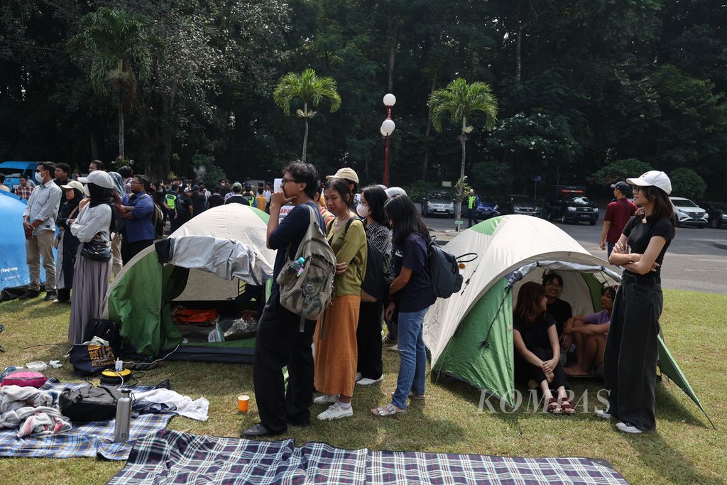 Pengunjuk rasa yang tergabung dalam Aliansi Mahasiswa UGM menggunakan sejumlah tenda untuk tempat bermalam dalam aksi protes mereka di halaman gedung Balairung Utama UGM, Yogyakarta, Jumat (31/5/2024). Setelah menginap selama lima hari di tempat itu, para demonstran belum menemui kesepakatan dengan pihak UGM tentang aksi mereka yang menentang penetapan iuran pengembangan institusi (IPI) dan tingginya uang kuliah tunggal (UKT) di kampus tersebut.