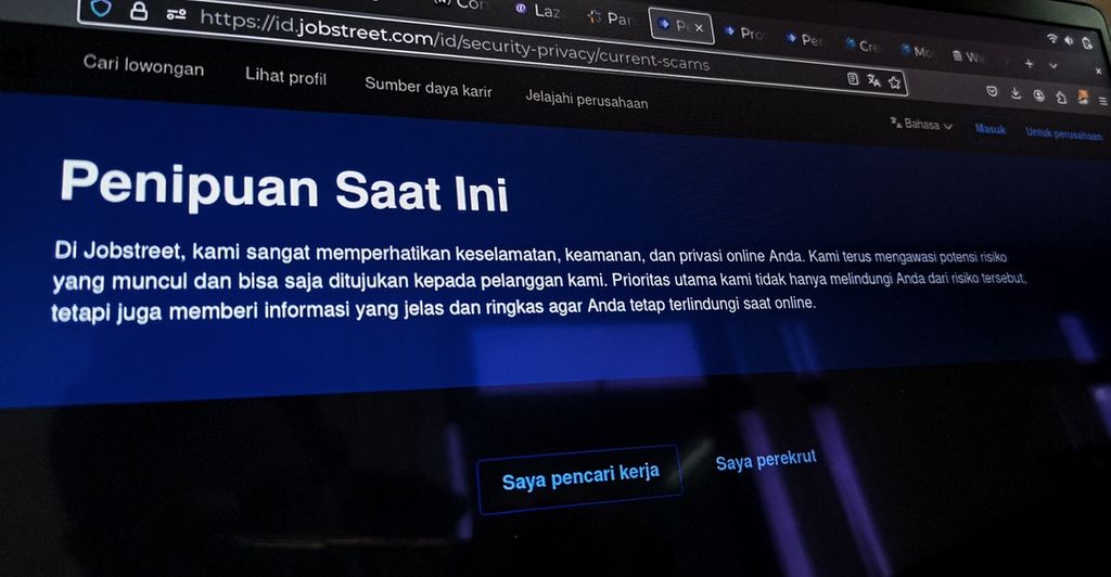 Tampilan laman informasi modus penipuan lowongan kerja yang disediakan platform Jobstreet. Foto diambil di Jakarta, Rabu (21/8/2024).