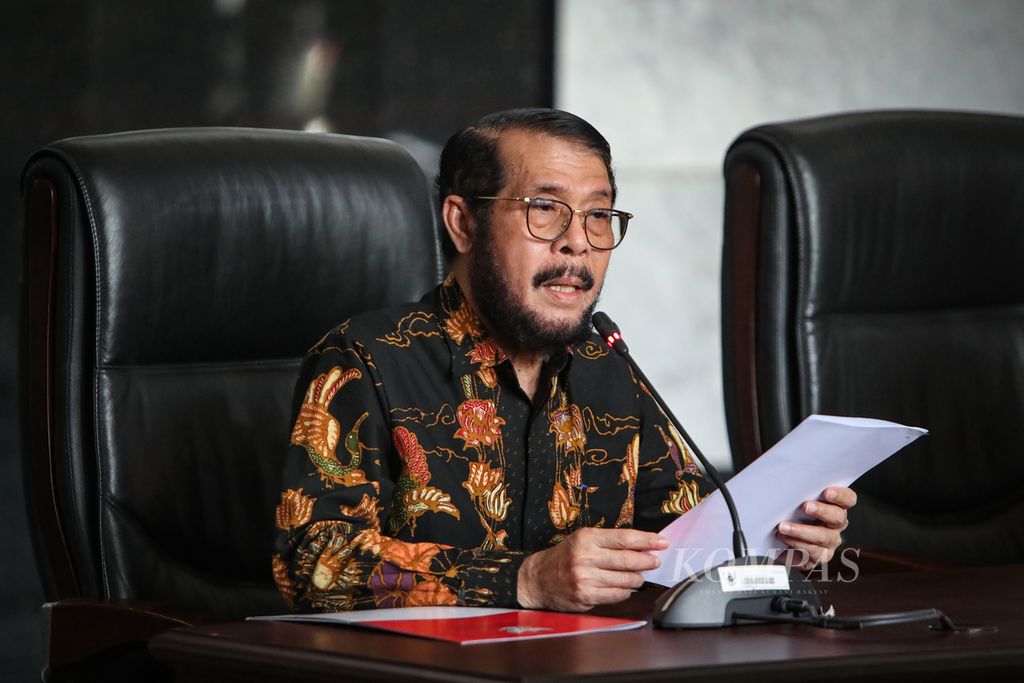 Mantan Ketua Mahkamah Konstitusi (MK) Anwar Usman menyampaikan keterangan pers di Gedung MK, Jakarta, Rabu (8/11/2023). 