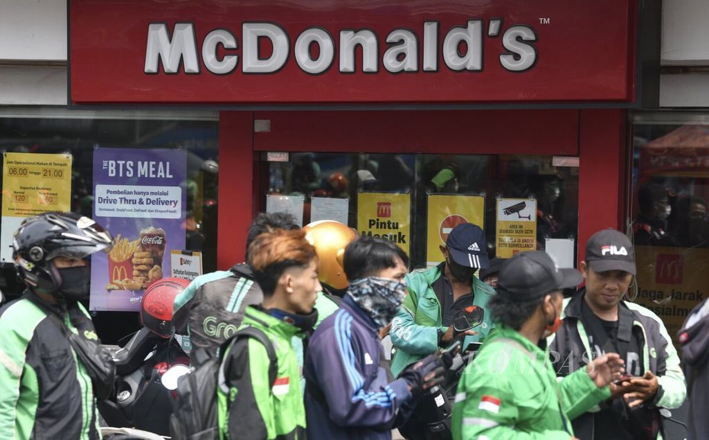 Poster promosi menu baru terpasang di pintu masuk restoran cepat saji McDonald’s Green Garden, Jakarta Barat, Rabu (9/6/2021). Pada 4 Januari 2024, CEO McDonald’s mengakui restoran cepat saji itu terpukul oleh gerakan boikot sebagai solidaritas kepada warga Palestina.