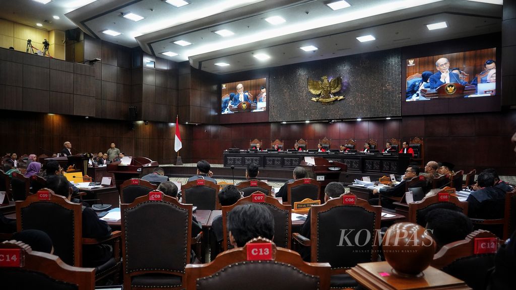 Suasana saat ekonom Faisal Basri menjadi salah satu saksi ahli yang dihadirkan pasangan calon Anies-Muhaimin dalam sidang lanjutan perselisihan hasil pemilihan umum Pilpres 2024 di Mahkamah Konstitusi, Jakarta, Senin (1/4/2024). 