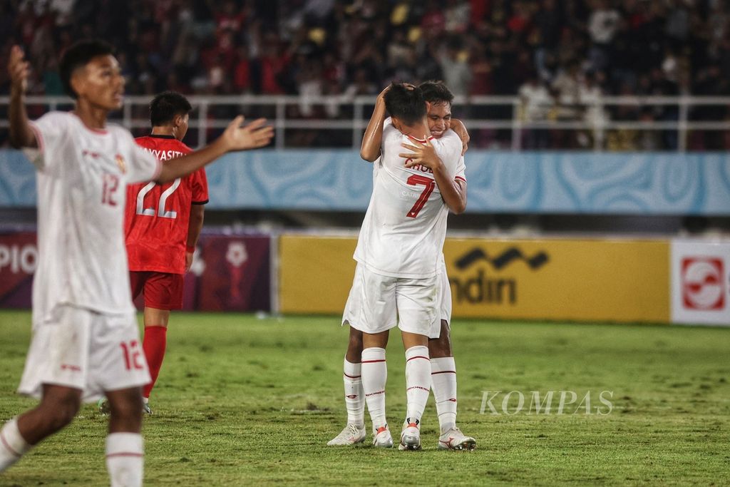 Pemain tim Indonesia U-16, M Zahaby Gholy (7), dipeluk rekan setimnya, Josh Holong Junior, setelah memperoleh kesempatan melakukan tendangan penalti pada pertandingan babak penyisihan Grup A Piala AFF U-16 melawan Laos di Stadion Manahan, Surakarta, Jawa Tengah, Kamis (27/6/2024). Gholy berhasil mencetak gol pertama untuk timnya pada pertandingan itu. Pada babak pertama Indonesia unggul 4-1.