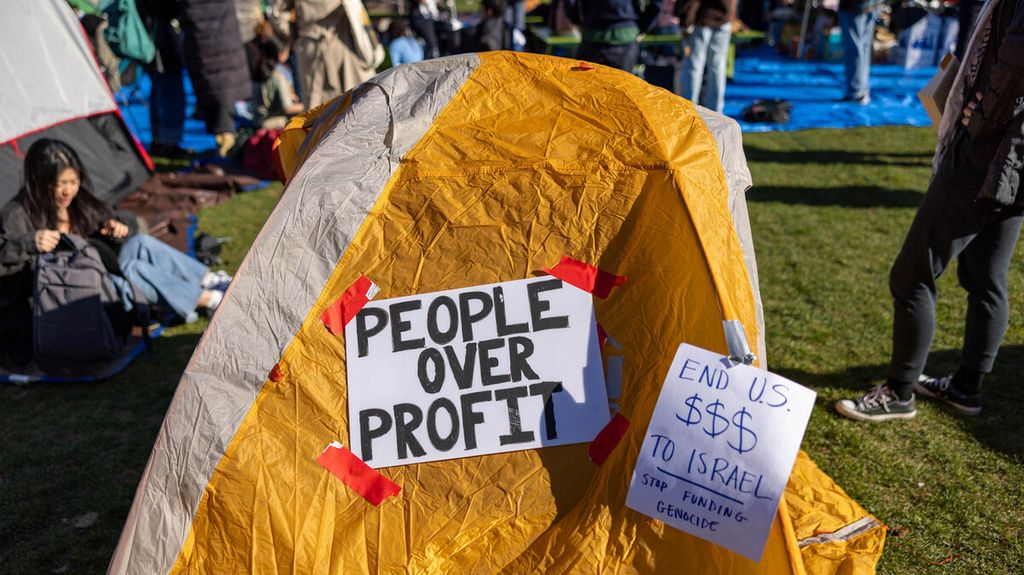 Para mahasiswa di Massachusetts Institute of Technology mendirikan tenda-tenda di halaman kampus di Cambridge, AS, 22 April 2024, saat unjuk rasa mendukung Palestina. 