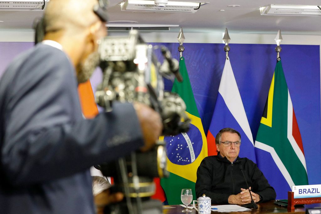 Foto selebaran yang dirilis biro pers Kepresidenan Brasil memperlihatkan Presiden Brasil Jair Bolsonaro ikut serta dalam KTT BRICS secara virtual di Istanan Planalto di Brasilia, 23 Juni 2022. 