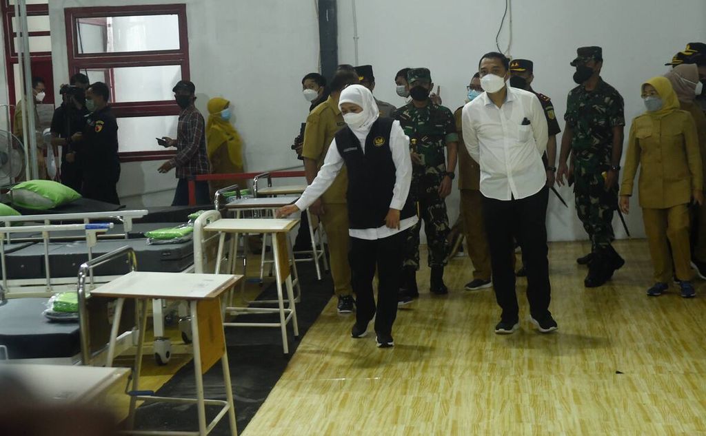 Gubernur Jawa Timur Khofifah Indar Parawansa (kiri) didampingi oleh Walikota Surabaya Eri Cahyadi meninjau kesiapan Rumah Sakit Lapangan Tembak di Kedung Cowek, Surabaya, Jawa Timur, Senin (7/2/2022). 