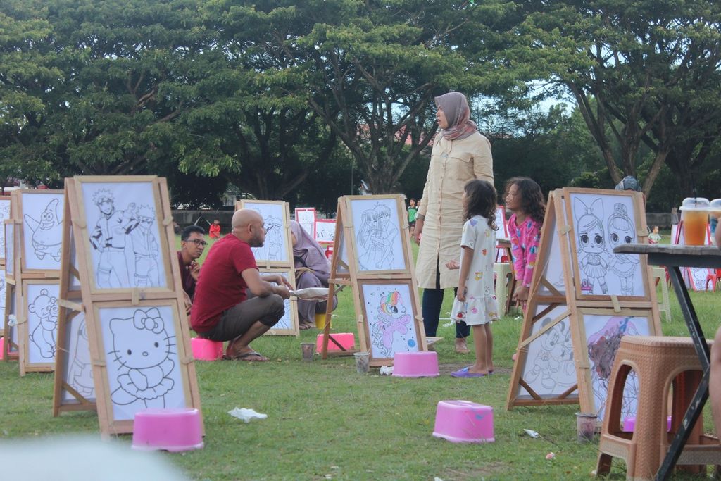 Warga bermain bersama keluarga di Lapangan Blang Padang Banda Aceh, Provinsi Aceh, Sabtu (6/8/2022). Pasca perdamaian, warga kian bebas berkumpul dan bersosialisasi. Damai juga membuat Aceh kian maju.