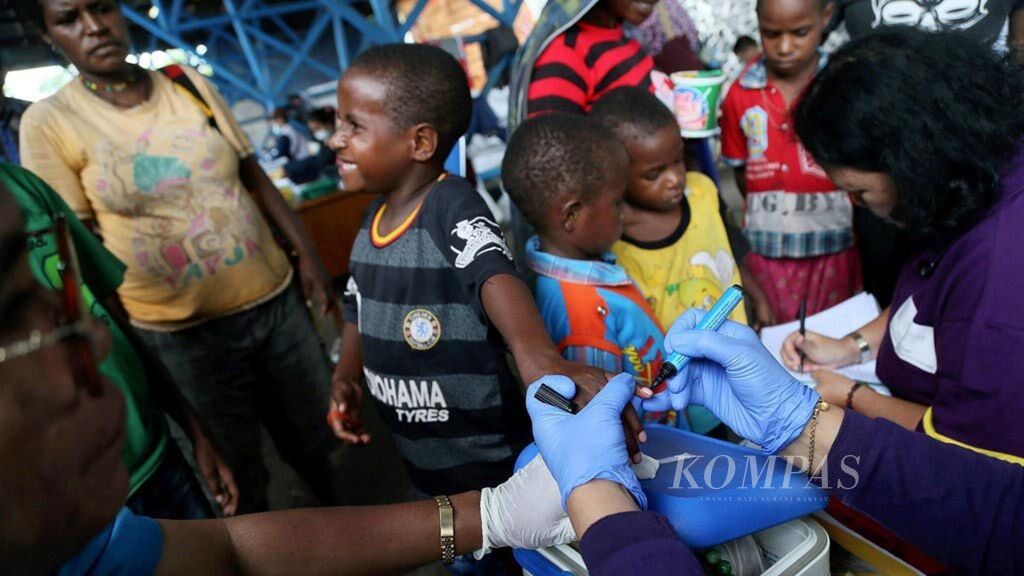 Anak-anak diberikan vaksin polio di posko induk tanggap darurat, Sentani, Papua, Selasa (19/3/2019). Pemberian vaksin polio ini untuk mencegah penyebaran virus polio yang masih mewabah di Papua Niugini. 