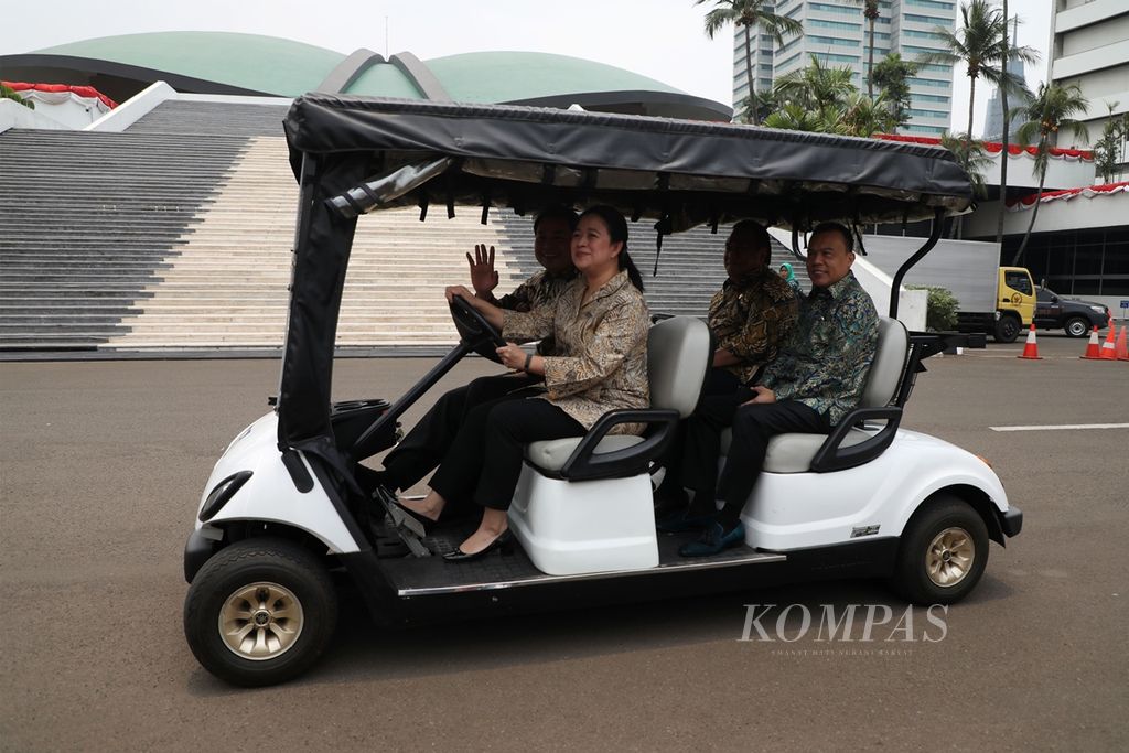 Ketua DPR Puan Maharani bersama wakilnya berkeliling Kompleks Gedung Parlemen, Senayan, Jakarta, untuk meninjau beberapa fasilitas di kawasan ini, Selasa (8/10/2019). Wakil Ketua DPR yang mendampingi Puan Maharani adalah Aziz Syamsuddin, Sufmi Dasco Ahmad, dan Rachmat Gobel. Tempat yang dikunjungi antara lain pos pengamanan obyek vital di sekitar gerbang DPR, ruang Badan Musyawarah, ruang wartawan, warung jantung sehat, dan kantin. Mereka juga menemui petugas keamanan yang berjaga di DPR.