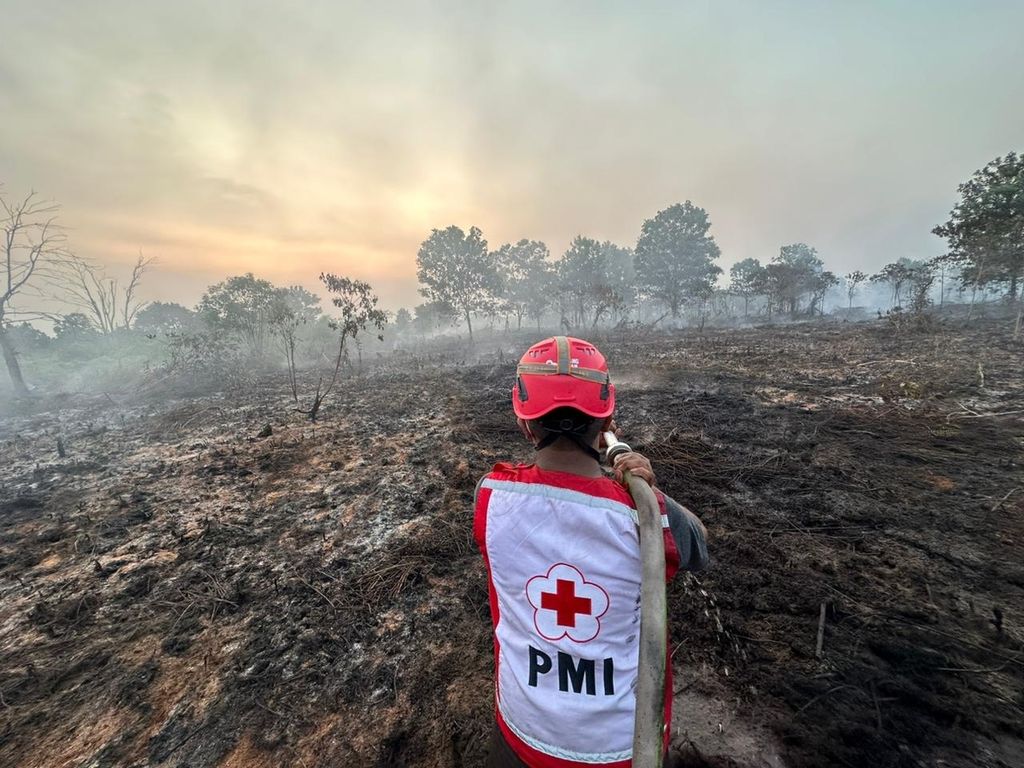 Pemadaman kebakaran lahan di Kabupaten Kubu Raya, Kalimantan Barat, Minggu (16/4/2023).