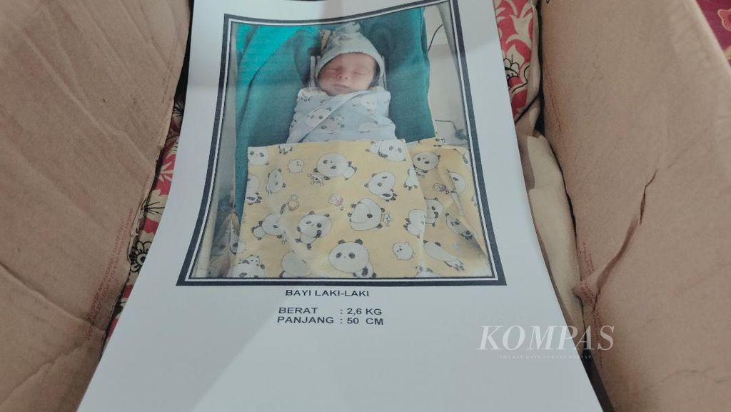 Foto bayi laki-laki anak AS saat ditemukan di rumah warga di Kampung Polosari, Kecamatan Magelang Utara, Kota Magelang, Jawa Tengah, Senin (16/10/2023).