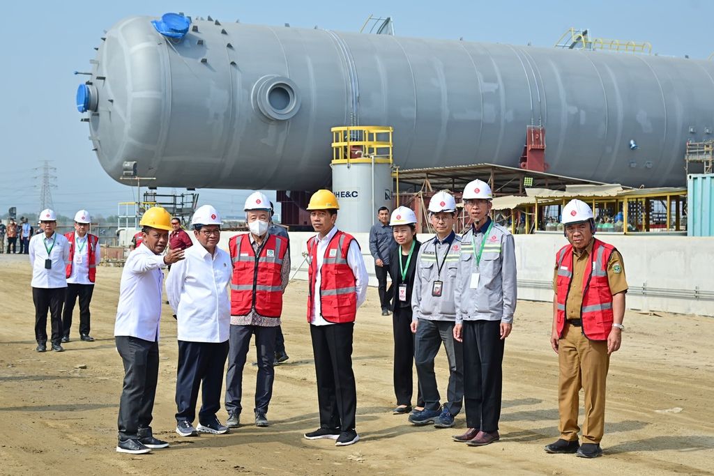 Presiden Joko Widodo meninjau area pembangunan PT Lotte Chemical Indonesia di Kota Cilegon, Provinsi Banten, Selasa (12/9/2023).