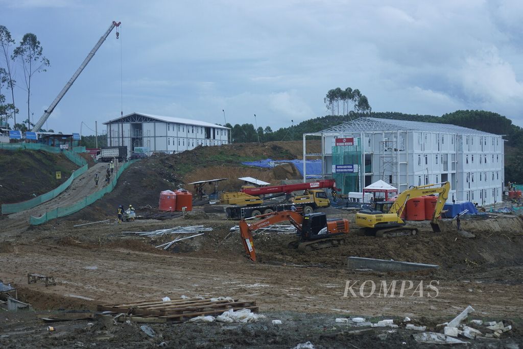 Suasana pembangunan hunian pekerja kontruksi di Kawasan Inti Pusat Pemerintahan Ibu Kota Nusantara di Kecamatan Sepaku, Penajam Paser Utara, Jumat (23/11/2022). Target jumlah hunian ini adalah 22 rumah susun yang dibangun dengan pagu anggaran Rp 584,24 miliar, dengan masa pembangunan Agustus 2022 sampai Mei 2024.