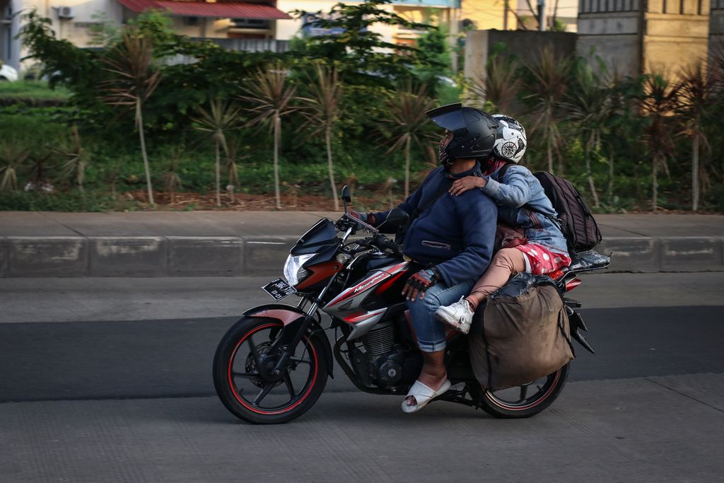 Pemudik sepeda motor melintas di Jalan Raya Kalimalang, Kota Bekasi, Jawa Barat, Minggu (16/4/2023). Mudik menggunakan sepeda motor masih menjadi pilihan sebagian masyarakat.