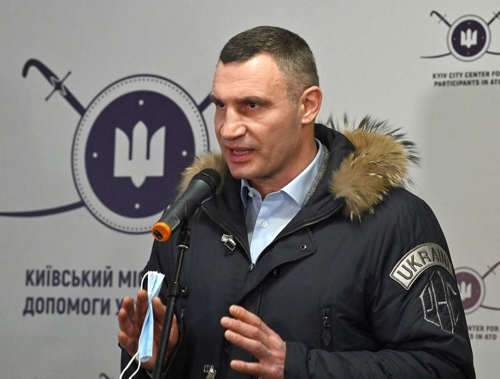 Wali Kota Kiev dan sekaligus mantan petinju Ukraina Vitali Klitschko berbicara kepada para sukarelawan di Kiev, 2 Februari 2022. Vitali Klitschko ikut angkat senjata membela negerinya dari serangan Rusia. 