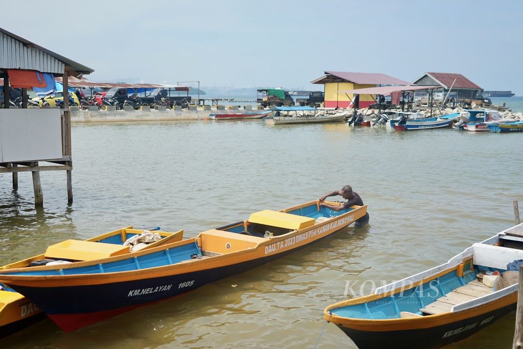 Nelayan memarkir perahu di air laut keruh di pesisir Desa Bete-Bete, Bahodopi, Morowali, Sulawesi Tengah, Kamis (8/2/2024). 