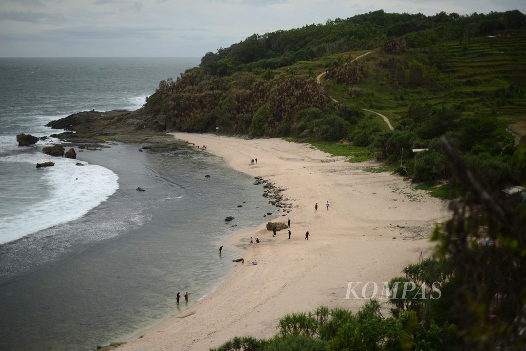 Pengunjung mendatangi Pantai Jungwok, Kecamatan Girisubo, Gunungkidul, DI Yogyakarta, Rabu (24/1/2024).