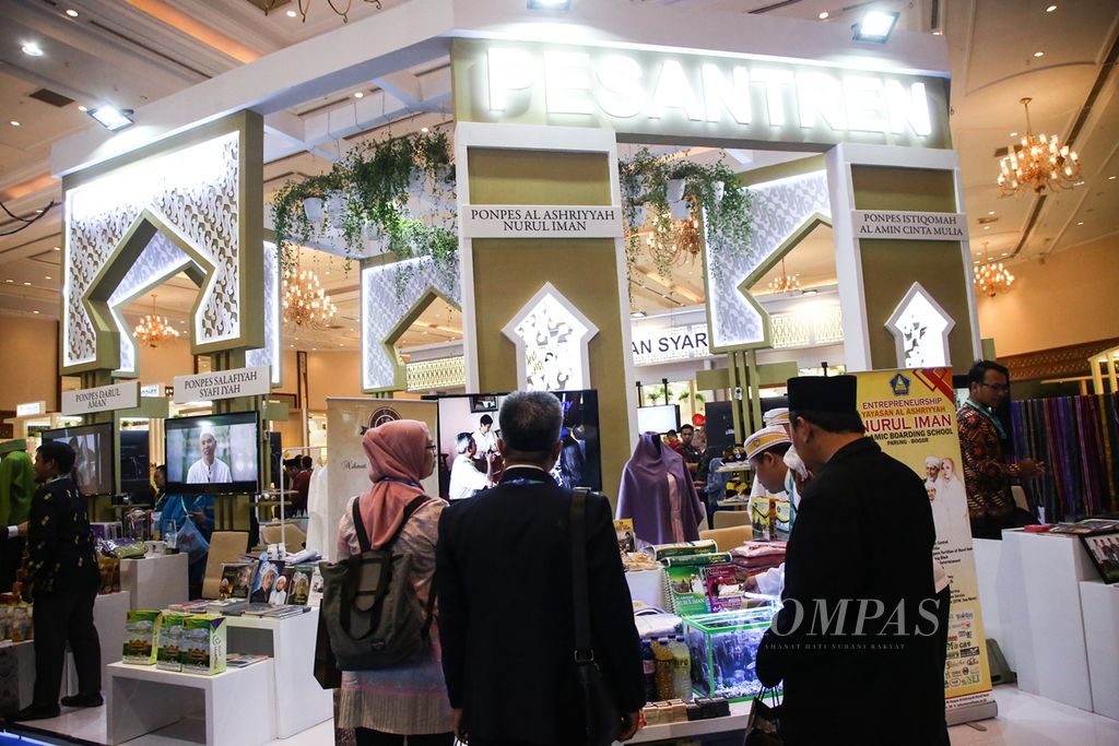 Tamu undangan melihat produk yang ditawarkan pondok pesantren dalam kegiatan Indonesia Sharia Economic Festival (ISEF) 2019 di Jakarta Convention Center, Jakarta Pusat, Rabu (13/11/2019).  