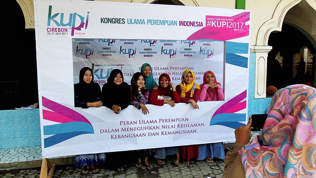 Peserta Kongres Ulama Perempuan Indonesia  berfoto bersama di Pondok Pesantren Kebon Jambu, Ciwaringin, Kabupaten Cirebon, Jawa Barat, Rabu (26/4/2017). 
