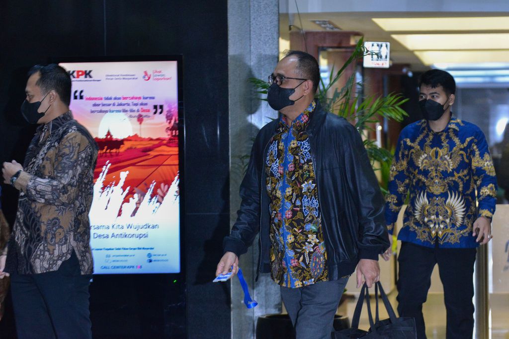 Bekas pejabat eselon III Direktorat Jenderal Pajak Kementerian Keuangan Rafael Alun Trisambodo (tengah) selesai diperiksa di Gedung KPK, Jakarta (1/3/2023). KPK mengklarifikasi informasi seputar harta kekayaannya. 