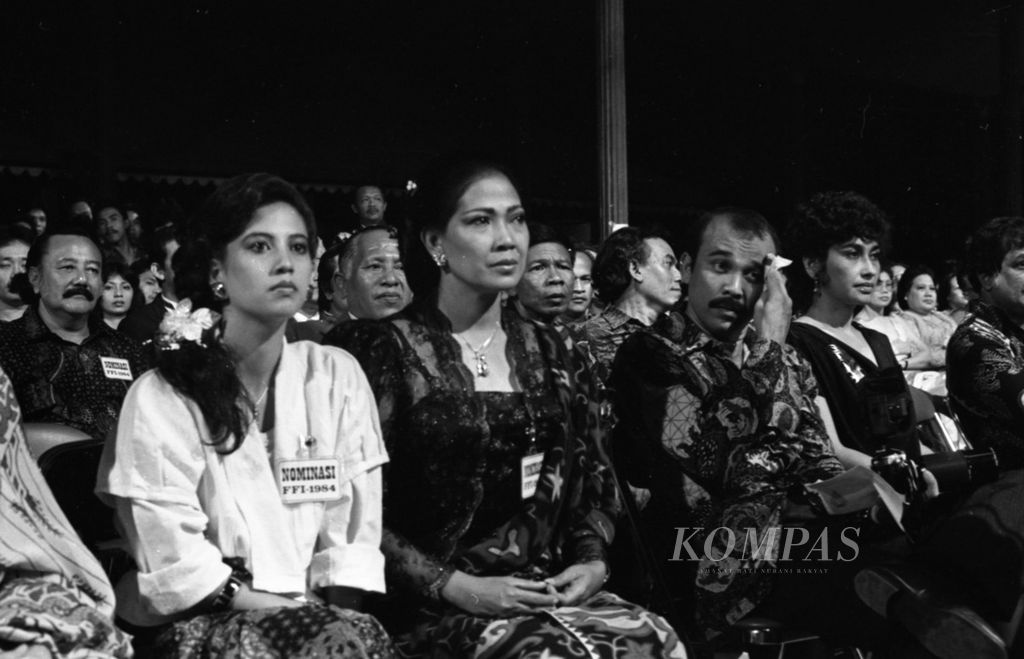 Meriem Bellina (rambut panjang) bersama Rima Melati (tengah) dan El Manik pada malam pengumuman pemenang Festival Film Indonesia 1984. 
