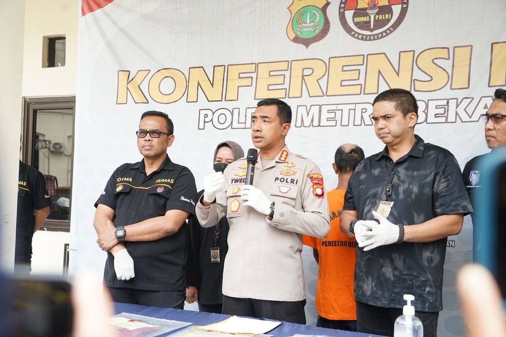 Kepala Kepolisian Resor Metro Bekasi Komisaris Besar Twedy Aditya Bennyahdi (tengah).