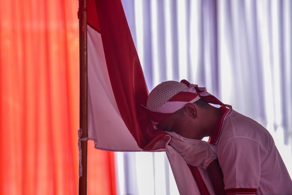 Seorang tahanan kasus terorisme mencium bendera Merah Putih setelah pembacaan ikrar setia kepada Negara Kesatuan Republik Indonesia (NKRI) di Lapas Narkotika Kelas IIA Gunung Sindur, Kabupaten Bogor, Jawa Barat, Kamis (1/6/2023). Sebanyak 76 tahanan kasus terorisme yang berasal dari Lapas Narkotika Kelas IIA Gunung Sindur, Lapas Khusus Kelas IIA Gunung Sindur, dan Lapas Banceuy, Kota Bandung, melakukan ikrar setia kepada NKRI. 