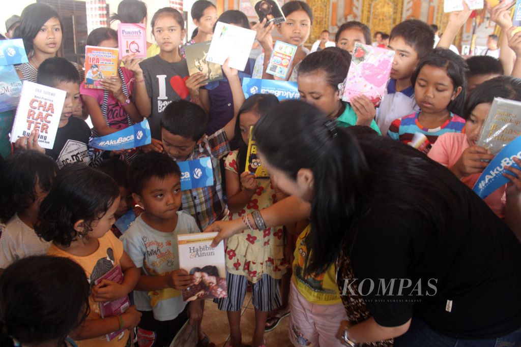 Kompass Gramedia donated books that were handed over to start a banjar library in Klungkung Regency, Bali, Sunday (15/10/2017).