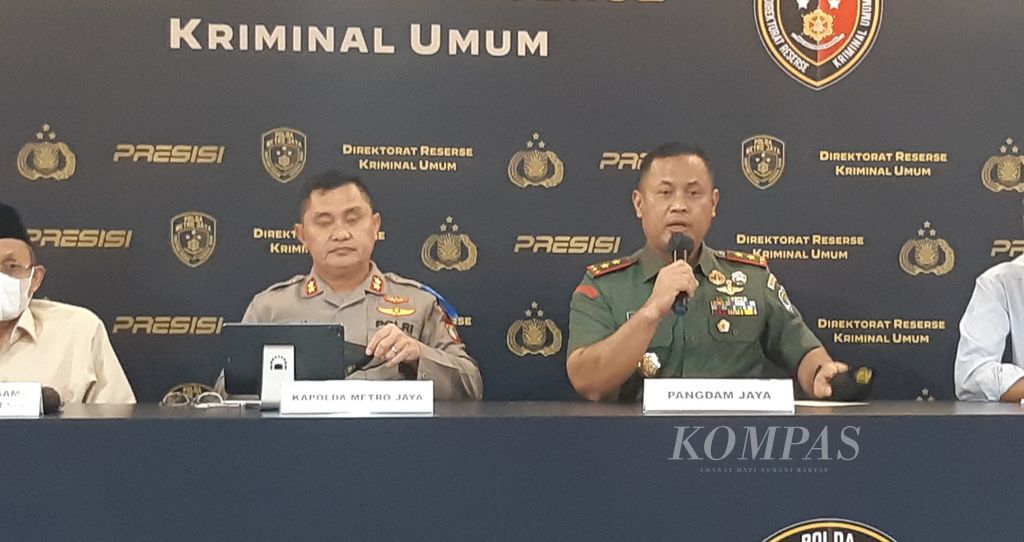 Panglima Kodam Jaya Mayor Jenderal Untung Budiharto (kanan) dan Kepala Polda Metro Jaya Inspektur Jenderal Fadil Imran merilis pengungkapan terbaru kasus Khilafatul Muslimin di Jakarta, Kamis (16/6/2022).
