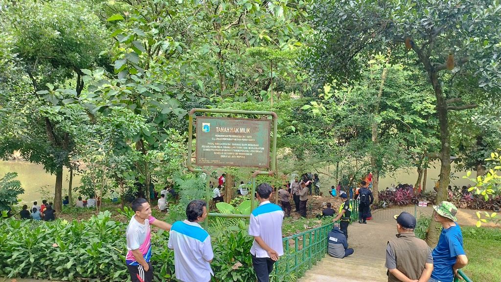Warga sekitar turut melihat proses pencarian anak yang hilang di Sungai Ciliwung, Kelurahan Lenteng Agung, Kecamatan Jagakarsa, Jakarta Selatan, Senin (16/1/2023).