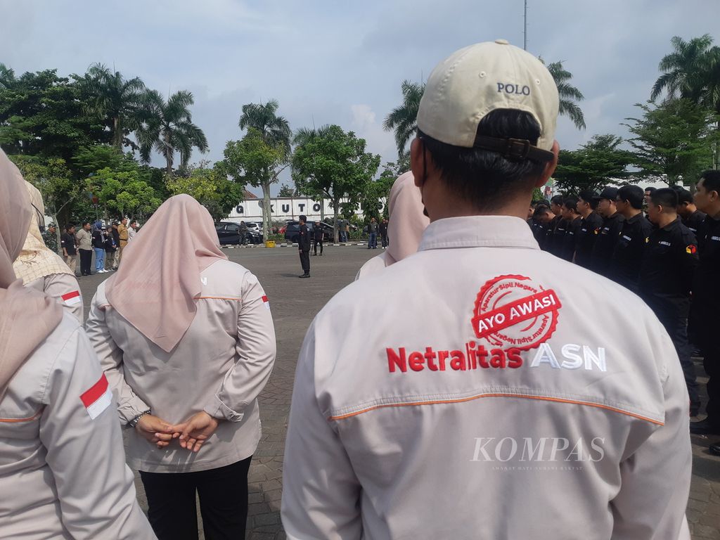 Pesan netralitas aparatur sipil negara pada pakaian yang dikenakan peserta apel Siaga Pengawasan Satu Tahun Menuju Pemilihan Umum 2024 di pelataran Benteng Kuto Besak Palembang, Sumatera Selatan, Selasa (14/2/2023). 