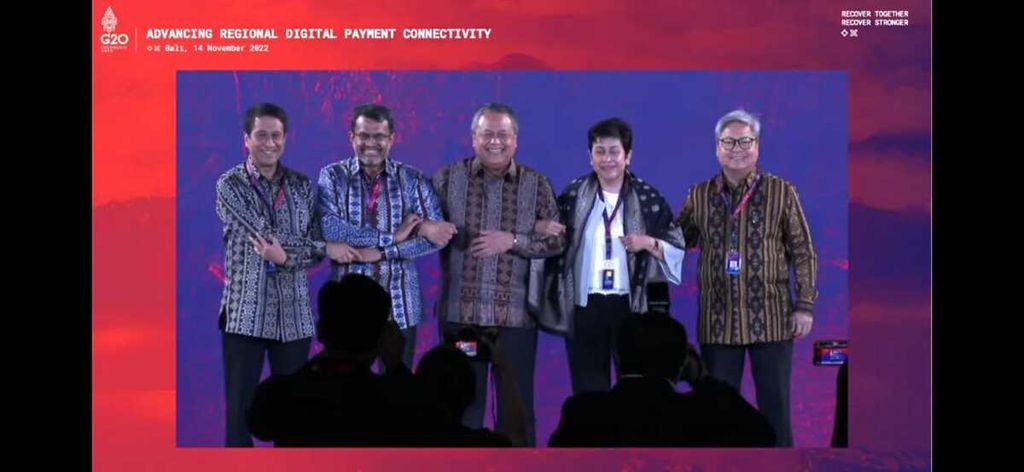 Para perwakilan dari lima bank sentral ASEAN berfoto bersama setelah menandatangani Nota Kesepahaman (NK) Kerja Sama Konektivitas Pembayaran Kawasan di Bali pada Senin (14/11/2022).