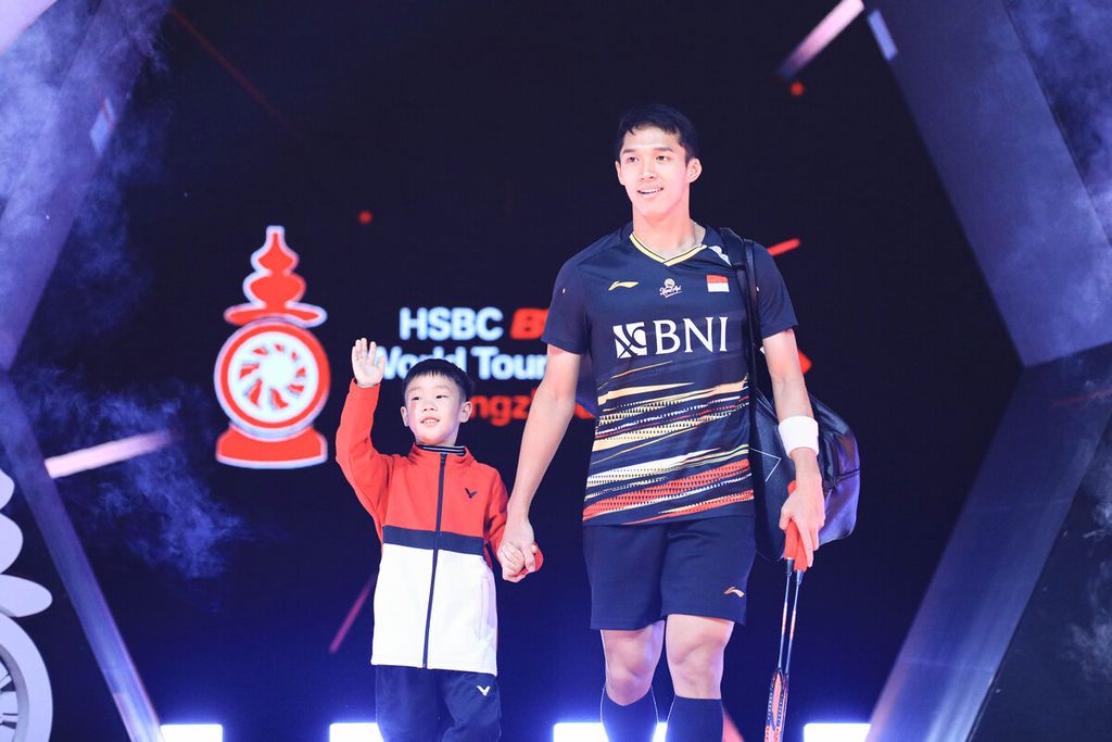 Jonatan Christie memasuki lapangan sebelum pertandingan semifinal tunggal putra turnamen Final BWF World Tour, Sabtu (16/12/2023) di Hangzhou Olympics Sports Center, China. Jonatan kalah dari Shi Yu Qi (China), 16-21, 15-21.