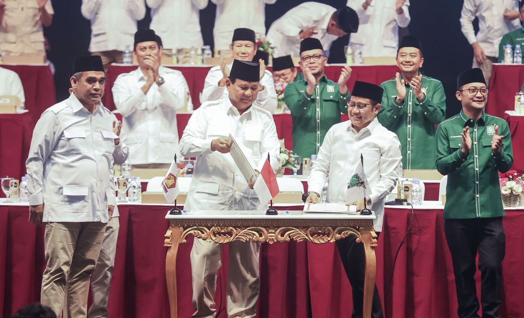 Ketua Umum Partai Gerindra Prabowo Subianto (kedua dari kiri) dan Ketua Umum Partai Kebangkitan Bangsa (PKB) Muhaimin Iskandar (kedua dari kanan) menandatangani piagam kerja sama antara Partai Gerindra dan PKB dalam Pilpres 2024 saat deklarasi koalisi kedua partai itu di Sentul, Bogor, Jawa Barat, Sabtu (13/8/2022).