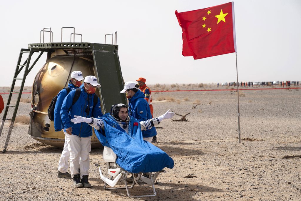 Dalam foto yang dirilis kantor berita China, Xinhua, astronot China, Ye Guangfu, duduk di luar kapsul Shenzhou-13, misi luar angkasa berawak setelah mendarat kembali di lokasi pendaratan Dongfeng di Daerah Otonomi Mongolia, 16 April 2022.