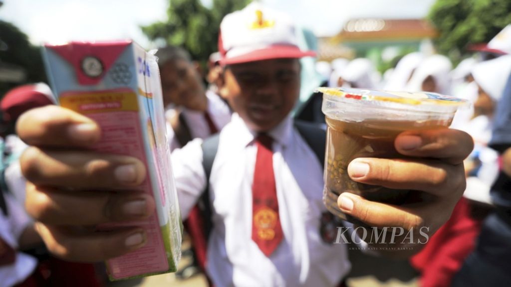 Murid SDN 03/05 Muara Angke, Penjaringan, Jakarta, menerima pembagian makanan tambahan untuk anak sekolah berupa susu UHT dan bubur kacang hijau, Senin (2/4/2018). Program pembagian makanan tambahan ini bertujuan untuk meningkatkan asupan gizi dan ketahanan fisik bagi murid sekolah.