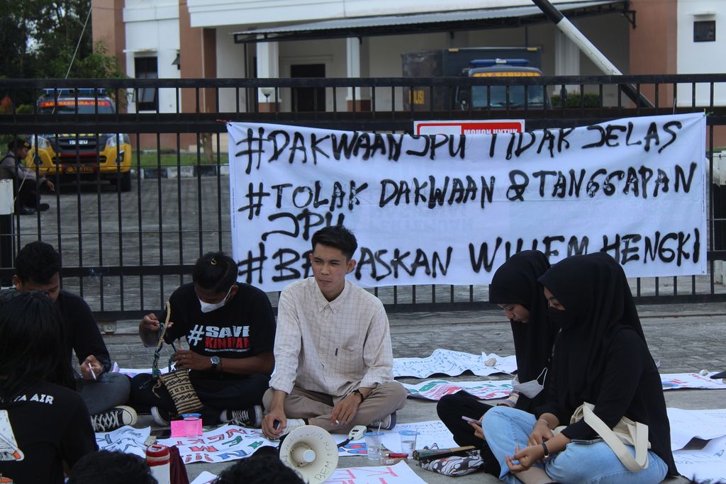 Beberapa mahasiswa dari berbagai universitas di Palangkaraya, Kalimantan Tengah, beraksi di depan kantor Tindak Pidana Korupsi, Kota Palangkaraya, Kalteng, Kamis (31/3/2022).