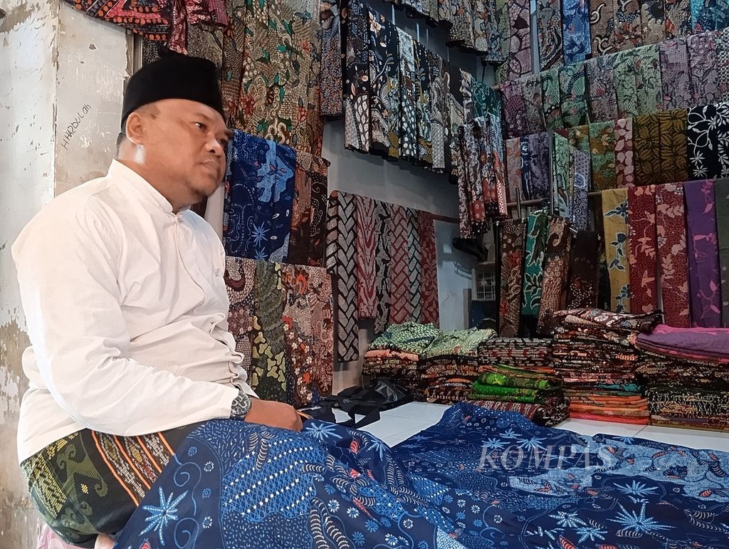 Hasbullah, pedagang batik tulis di kiosnya di Pasar 17 Agustus di Kabupaten Pamekasan, Pulau Madura, Jawa Timur, Rabu (20/3/2024). Pasar ini adalah pasar batik tulis Madura terbesar di Indonesia dari pebatik Bangkalan, Sampang, Pamekasan, dan Sumenep.