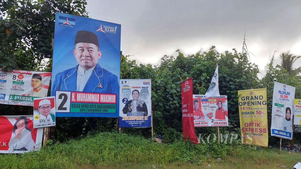 Sejumlah baliho calon anggota legislatif di tepi Jalan Mahat Kasan, Kota Banjarmasin, Kalimantan Selatan, Rabu (17/1/2024).